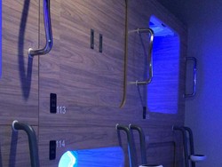 Kemudian ada fasilitas TV kabel, tempat penyimpanan tas, sistem ventilasi udara, layanan internet nirkabel (Wi-Fi) berkecepatan tinggi, dua port USB charging, lampu yang dapat berubah warnanya sesuai suasana, cermin, lampu baca, serta headphone. Para tamu juga dimanjakan fasilitas loker pribadi dan kamar mandi terpisah untuk laki-laki dan perempuan yang dilengkapi air panas dan air dingin. Foto: PT Angkasa Pura I