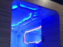 Hotel kapsul dilengkapi fasilitas umum berupa co-working space berkapasitas 20 orang, lengkap dengan fasilitas layanan internet nirkabel (Wi-Fi) berkecepatan tinggi, lobi, ruang tamu, serta kamera CCTV untuk memastikan keamanan dan kenyamanan tamu. Foto: PT Angkasa Pura I