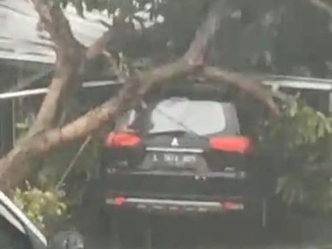 Hujan disertai angin kencang menerjang sejumlah kawasan di Sidoarjo. Salah satunya Oma Pesona Buduran
