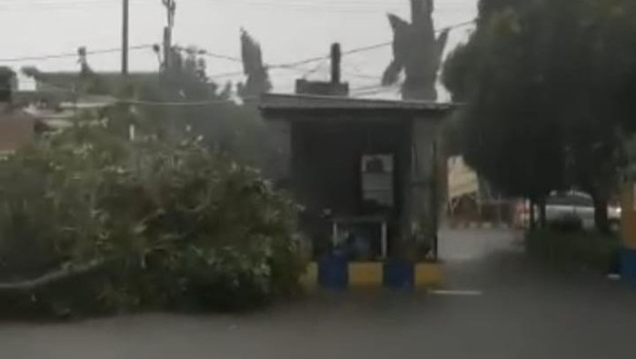 Hujan disertai angin kencang menerjang sejumlah kawasan di Sidoarjo. Salah satunya Oma Pesona Buduran
