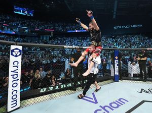 Momen Islam Makhachev Rayakan Kemenangan UFC 280 di Atas Pundak Khabib