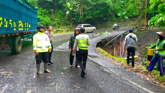 Jalan Jalur Gumitir Longsor, Polisi Berlakukan Sistem Buka Tutup Arus