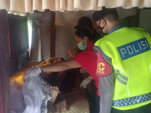 Jenazah korban diperiksa oleh petugas medis desa dan petugas Polsek Penebel di rumah duka, Banjar Rejasa Kaja, Desa Rejasa, Kecamatan Penebel, pada Minggu (23/10/2022).