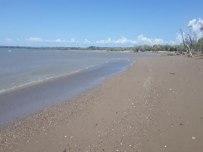 Jika traveller liburan ke Kabupaten Kupang jangan lupa berkunjung ke Pantai Sulamanda. Pantai ini berada di Desa Mata Air, Kecamatan Kupang Tengah, Kabupaten Kupang, NTT.