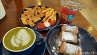 Datang ke kafe, tak lengkap bila tak mencicipi menu makanan dan minumannya. Menunya beragam mulai dari makanan berat hingga camilan gurih dan manis. Lalu minuman seperti kopi, teh, dan buah yang segar. Foto: Putu Intan/detikcom