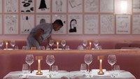 Selain terkenal dengan Afternoon Tea-nya, Sketch juga punya koleksi champagne yang tak kalah enak. Di sini setiap pengunjung akan dimanjakan dengan gelas dan piring cantik di atas meja. Foto: Instagram/Pool