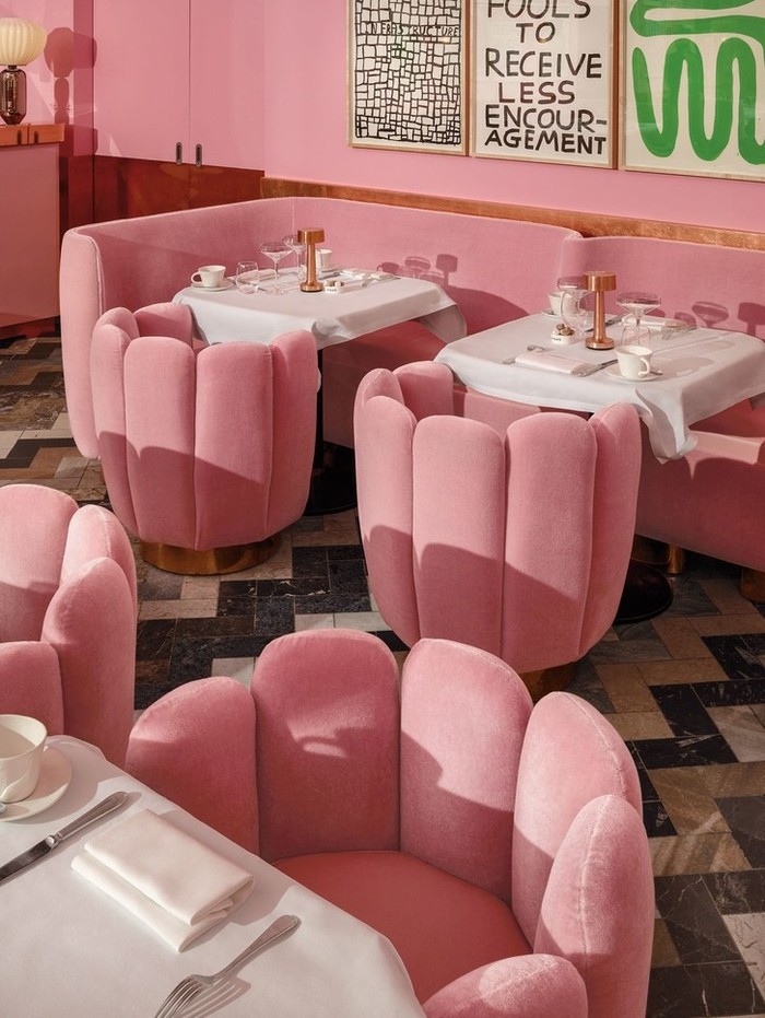 Kafe Pink di London Ini Jadi Tempat Hangout Favorit Taylor Swift Bersama Teman!