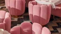 Dijamin kursi velvet pink yang halus dan lembut ini, akan membuat setiap pengunjung semakin betah berlama-lama di kafe pink ini. Foto: Instagram/Pool