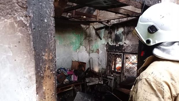 Petugas melakukan pemadaman gudang besi yang terbakar di Kuningan, Semarang Utara, Kota Semarang, Minggu (23/10/2022).