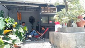 Kisah Unik Kedai Kopi di Cirebon, di Belakang Rumah Tapi Laris Manis