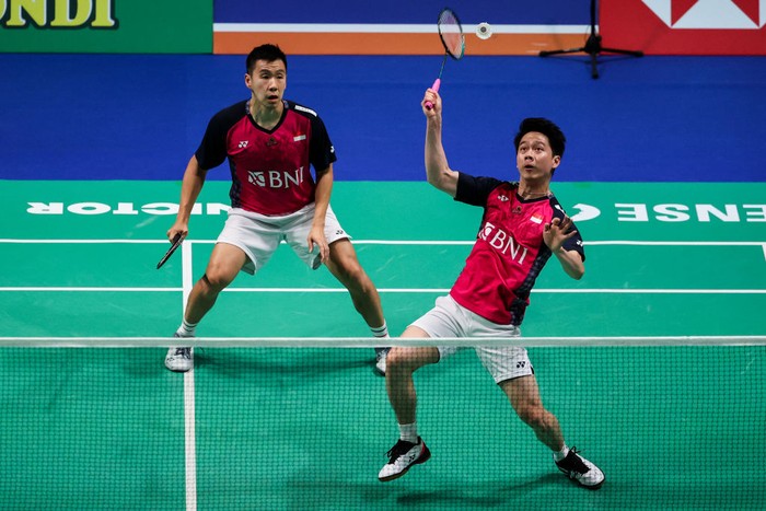 ODENSE, DENMARK - OCTOBER 22: Marcus Fernaldi Gideon (L) and Kevin Sanjaya Sukamuljo of Indonesia compete in the Mens Doubles Semi Finals match against Aaron Chia and Soh Wooi Yik of Malaysia during day five of the Denmark Open at Jyske Bank Arena on October 22, 2022 in Odense, Denmark. (Photo by Shi Tang/Getty Images)