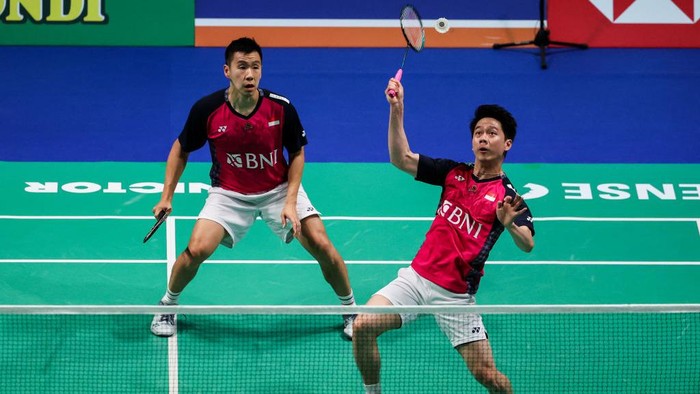 ODENSE, DENMARK - OCTOBER 22: Marcus Fernaldi Gideon (L) and Kevin Sanjaya Sukamuljo of Indonesia compete in the Mens Doubles Semi Finals match against Aaron Chia and Soh Wooi Yik of Malaysia during day five of the Denmark Open at Jyske Bank Arena on October 22, 2022 in Odense, Denmark. (Photo by Shi Tang/Getty Images)
