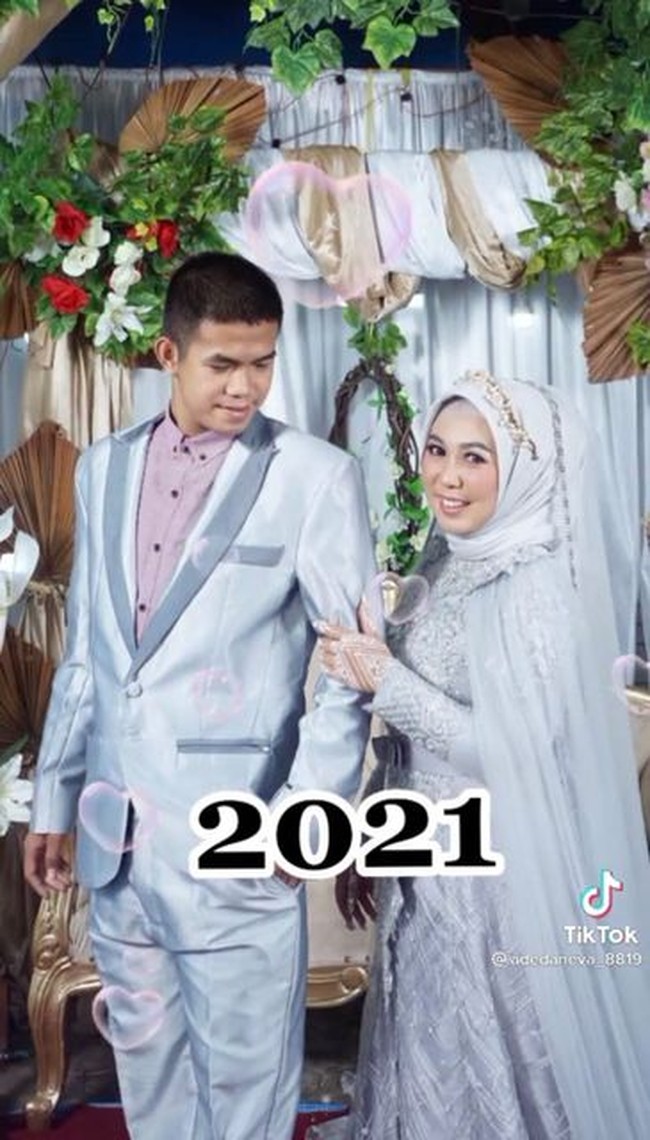 Awalnya buat arsip biar nggak hilang karena kalau menyimpan dari handphone suka hilang. Pas tahu viral kaget tapi senang, ujarnya sambil tersenyum. Foto: Dok. TikTok @adedaneva_8819.