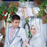 Awalnya buat arsip biar nggak hilang karena kalau menyimpan dari handphone suka hilang. Pas tahu viral kaget tapi senang, ujarnya sambil tersenyum. Foto: Dok. TikTok @adedaneva_8819.