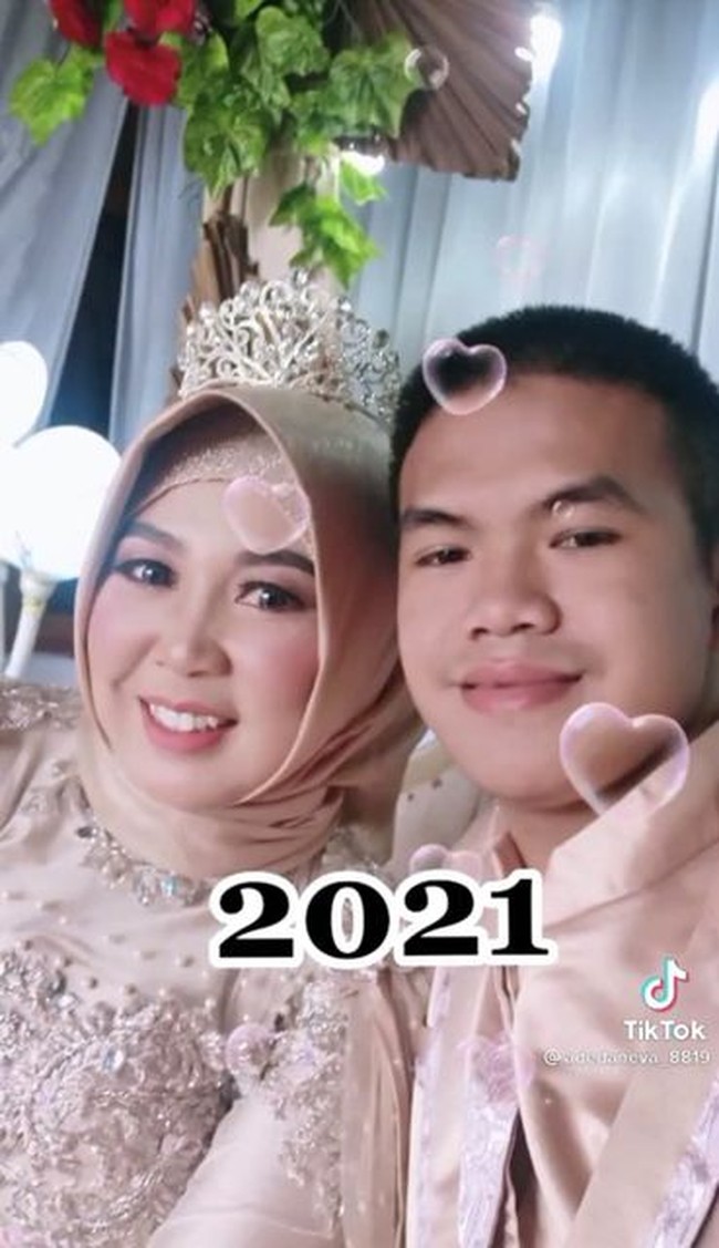 Ade juga membagikan setiap momen bersama sang istri. Ia mengucapkan rasa syukur sudah menikah dengan wanita yang dulu pernah menjadi gurunya. Terima kasih wanitaku yang menemani dari zaman putih abu. Yang selalu support bantuin nyari kerja sampai nemenin dipanggil dapat kerjaan yang mau dinikahi dengan sederhana, ucap Ade di video TikTok. Foto: Dok. TikTok @adedaneva_8819.