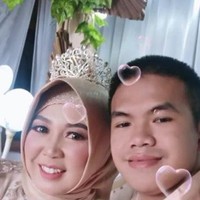 Ade juga membagikan setiap momen bersama sang istri. Ia mengucapkan rasa syukur sudah menikah dengan wanita yang dulu pernah menjadi gurunya. Terima kasih wanitaku yang menemani dari zaman putih abu. Yang selalu support bantuin nyari kerja sampai nemenin dipanggil dapat kerjaan yang mau dinikahi dengan sederhana, ucap Ade di video TikTok. Foto: Dok. TikTok @adedaneva_8819.