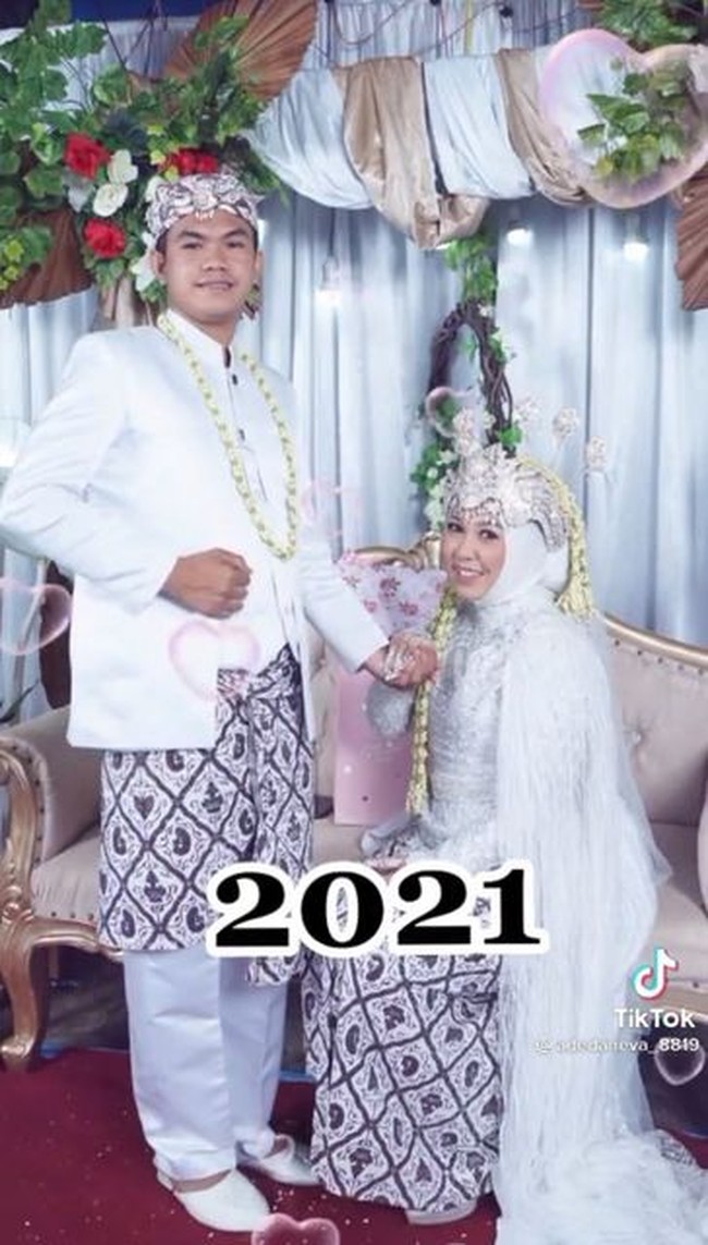 Begitu juga dengan orang tua masing-masing, Ade menuturkan saat awal mula dekat, kedua orang tuanya terkejut. Ya pada kaget juga awalnya, cuman sudah bertemu dan saling mengenal ya pada senang dan mendukung, ucapnya. Ade yang berasal dari Tasikmalaya ini menikah dengan Eva pada tahun 2021, mengusung konsep adat Sunda. Ia pun mengungkapkan alasan mengunggah kisah cintanya di TikTok. Foto: Dok. TikTok @adedaneva_8819.
