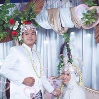 Begitu juga dengan orang tua masing-masing, Ade menuturkan saat awal mula dekat, kedua orang tuanya terkejut. Ya pada kaget juga awalnya, cuman sudah bertemu dan saling mengenal ya pada senang dan mendukung, ucapnya. Ade yang berasal dari Tasikmalaya ini menikah dengan Eva pada tahun 2021, mengusung konsep adat Sunda. Ia pun mengungkapkan alasan mengunggah kisah cintanya di TikTok. Foto: Dok. TikTok @adedaneva_8819.