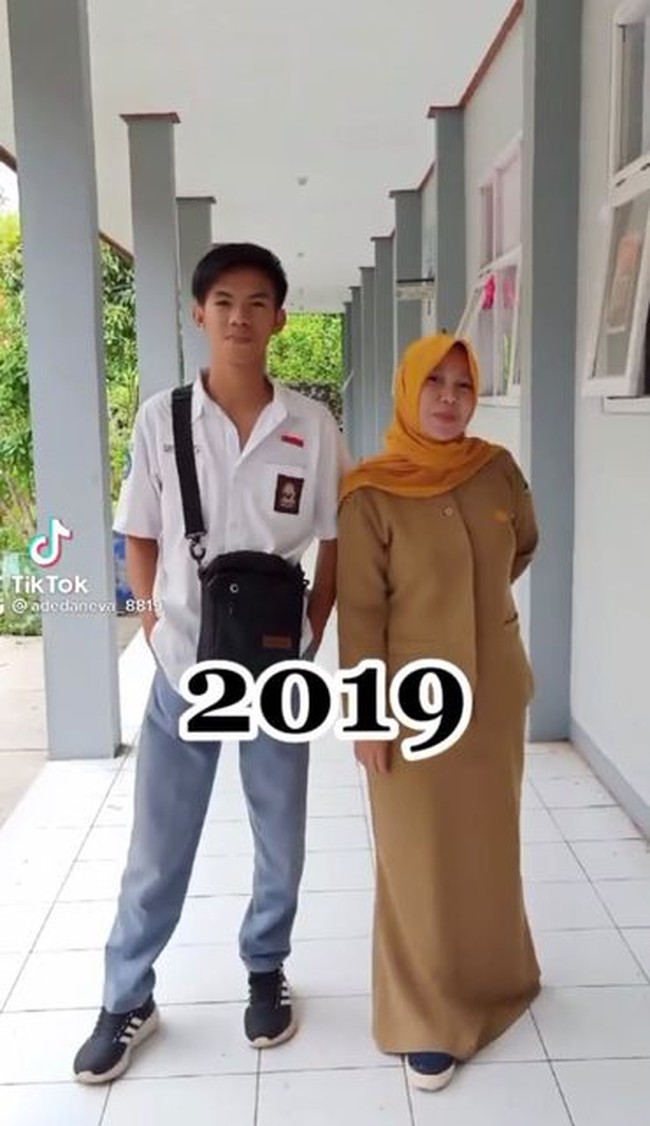Dalam video unggahannya di TikTok, pria bernama Ade memperlihatkan foto zaman masih duduk di bangku SMA dan kini menikah dengan gurunya sendiri. Perbedaan usia tak menghalangi keduanya untuk bersatu. 2019, 2020, 2022, tulis keterangan video TikTok @adedaneva_8819. Foto: Dok. TikTok @adedaneva_8819.