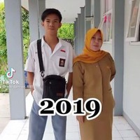 Dalam video unggahannya di TikTok, pria bernama Ade memperlihatkan foto zaman masih duduk di bangku SMA dan kini menikah dengan gurunya sendiri. Perbedaan usia tak menghalangi keduanya untuk bersatu. 2019, 2020, 2022, tulis keterangan video TikTok @adedaneva_8819. Foto: Dok. TikTok @adedaneva_8819.