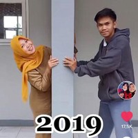 Kisah cinta beda usia kembali menjadi sorotan di media sosial. Kali ini kisah tersebut diunggah oleh akun TikTok Ade Daneva @adedaneva_8819. Foto: Dok. TikTok @adedaneva_8819.