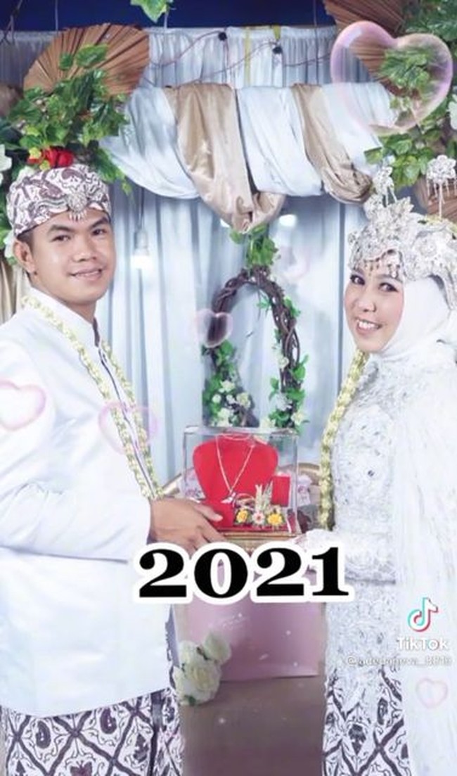 Di akhir wawancara, Ade menanggapi beragam reaksi warganet tentang kisah cinta beda usia dengan sang guru. Cinta itu tidak mengenal usia, menikah muda juga tidak salah. Asal dengan niat ibadah dan siap lahir batin, pungkasnya. Foto: Dok. TikTok @adedaneva_8819.