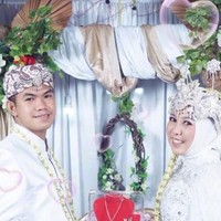 Di akhir wawancara, Ade menanggapi beragam reaksi warganet tentang kisah cinta beda usia dengan sang guru. Cinta itu tidak mengenal usia, menikah muda juga tidak salah. Asal dengan niat ibadah dan siap lahir batin, pungkasnya. Foto: Dok. TikTok @adedaneva_8819.