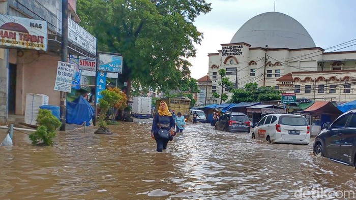 Kondisi banjir di Dayeuhkolot, Kabupaten Bandung Kondisi banjir di Dayeuhkolot, Kabupaten Bandung