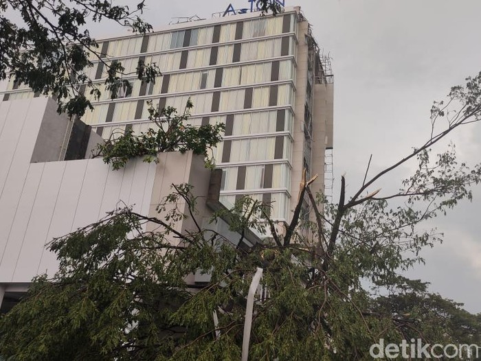 Kondisi Hotel Aston di Perumahan Kahuripan Nirwana Sidoarjo usai tersapu angin kencang