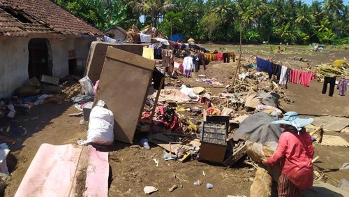Korban banjir di Lingkungan Biluk Poh, Desa Tegal Cangkring, Jembrana, Bali mengais sisa-sisa barang yang masih bisa diselamatkan, Minggu (23/10/2022). (Istimewa)