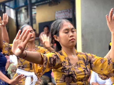 Krama di Desa Adat Seraya, Karangasem, Bali, mengikuti madewa ayu dalam kondisi trance atau tidak sadarkan diri.