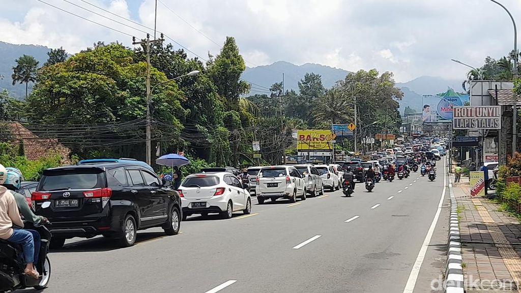 Lalin Arah Puncak Macet, Antrean Kendaraan Mengular di Megamendung