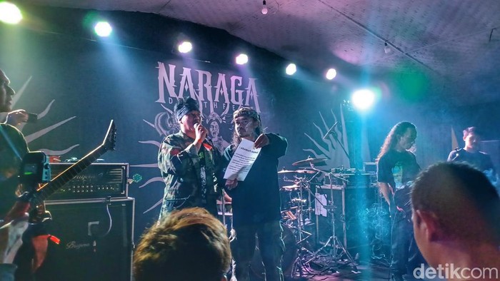 Man Jasad dan Kinoy Bacok membacakan naskah Sumpah Pemuda di sela-sela Naraga Deathfest
