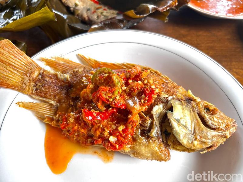 Mantap! Pecak Nila Kuah Pedas di Warung Betawi Pengkolan Mpok Nur