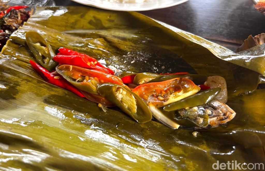Mantap! Pecak Nila Kuah Pedas di Warung Betawi Pengkolan Mpok Nur