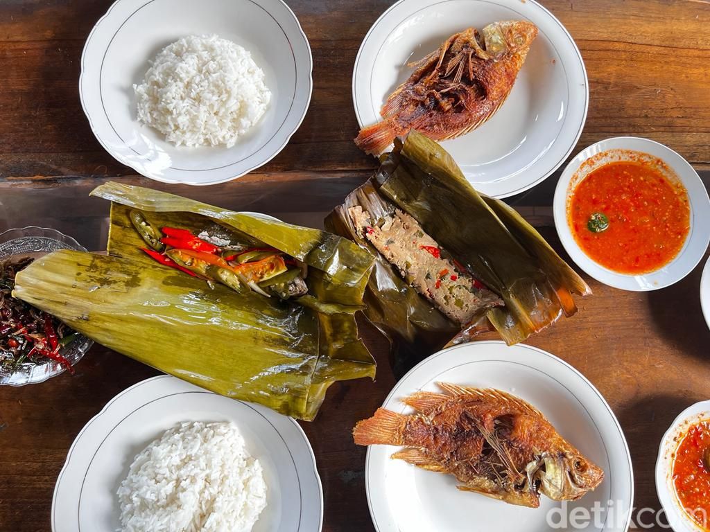 Mantap! Pecak Nila Kuah Pedas di Warung Betawi Pengkolan Mpok Nur