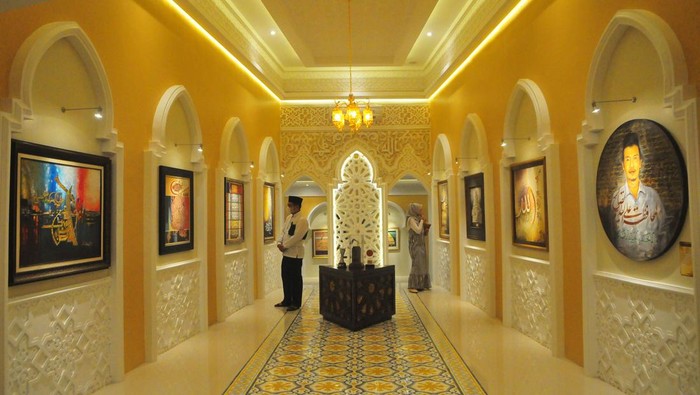 Pengunjung melihat karya kaligrafi Islam yang dipajang di Galeri Kaligrafi Indonesia 