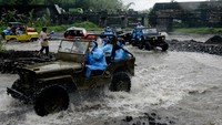 Wisatawan akan diajak berkeliling menuju bungker Kaliadem, museum sisa harta dan offroad di sungai Kali Kuning. Tentunya sesi offroad ini akan basah-basahan dan seru banget, jadi siap-siap ya bawa pakaian salin.