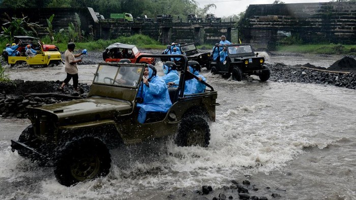 Local tourists ride off-road jeep at Kali Kuning river in the slope of Merapi mountain in Yogyakarta, Indonesia on October 20, 2022. Tourist destinations in Indonesia are showing their revival after the pandemic.  (Photo by Adriana Adie/NurPhoto via Getty Images)