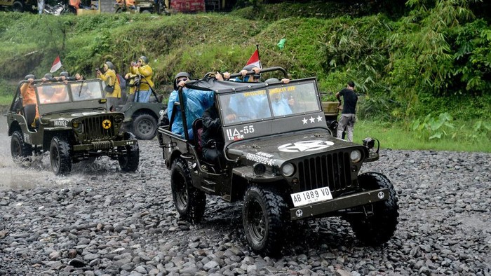 Local tourists ride off-road jeep at Kali Kuning river in the slope of Merapi mountain in Yogyakarta, Indonesia on October 20, 2022. Tourist destinations in Indonesia are showing their revival after the pandemic.  (Photo by Adriana Adie/NurPhoto via Getty Images)