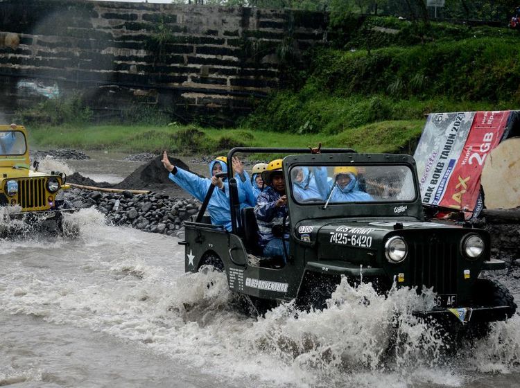 Menjelajah Lereng Merapi Naik Jip, Seru Pake Banget!