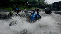 Dengan mengikuti tur ini, wisatawan akan diajak berpetualang naik jip menikmati pemandangan lereng Merapi. Termasuk mengunjungi tempat-tempat yang terdampak erupsi pada tahun 2010.