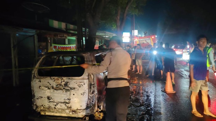 Mobil ludes terbakar.