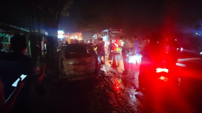 Mobil ludes terbakar..