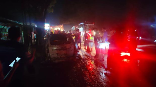 Mobil ludes terbakar..