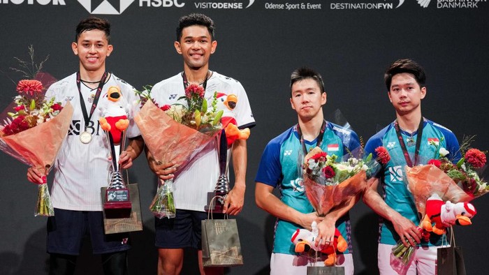 ODENSE, DENMARK - OCTOBER 23: Fajar Alfian (Back) and Muhammad Rian Ardianto of Indonesia compete in the Men's Double Final match against Marcus Fernaldi Gideon and Kevin Sanjaya Sukamuljo of Indonesia during day six of the Denmark Open at Jyske Bank Arena on October 23, 2022 in Odense, Denmark. (Photo by Shi Tang/Getty Images)