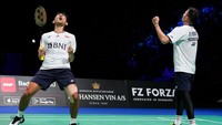 Duel makin sengit terjadi karena kedua pasangan saling mengejar angka. Namun, Fajar/Rian mampu menyudahi perlawanan seniornya itu dengan kemenangan 28-26.