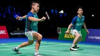 Kevin/Marcus bahkan sempat menyentuh match poin 20-17. Namun, Fajar/Rian tak mau menyerah begitu saja dan mampu mengejar hingga terjadi deuce.