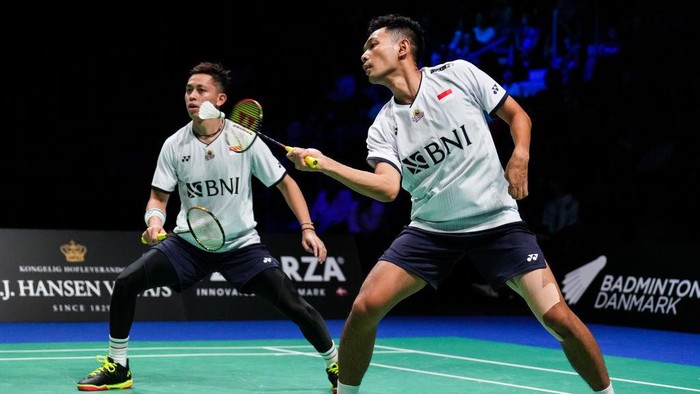ODENSE, DENMARK - OCTOBER 23: Fajar Alfian (Back) and Muhammad Rian Ardianto of Indonesia compete in the Men's Double Final match against Marcus Fernaldi Gideon and Kevin Sanjaya Sukamuljo of Indonesia during day six of the Denmark Open at Jyske Bank Arena on October 23, 2022 in Odense, Denmark. (Photo by Shi Tang/Getty Images)