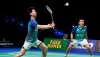 All Indonesian final berlangsung ketat sejak awal gim pertama. Sempat tertinggal 8-11 di interval gim pertama, Fajar/Rian mampu bangkit dan memenangkan duel sengit dengan skor 21-19.